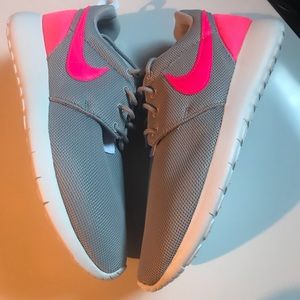 Women’s Nike Roshe one NEW